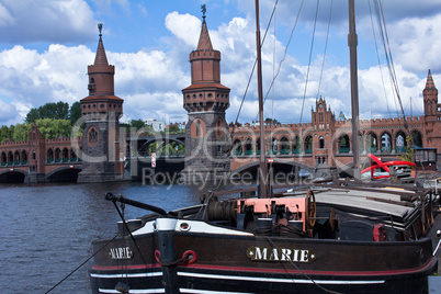 altes Schiff vor einer Brücke