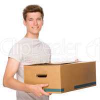 junger Mann mit Kartons
