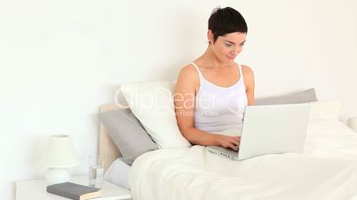 Frau mit Laptop