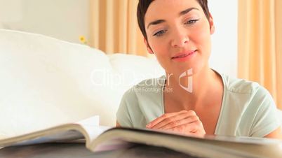Frau beim Lesen