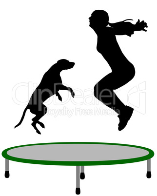 Frau und Hund auf Trampolin