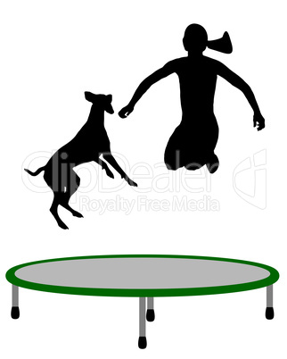 Frau und Hund auf Trampolin