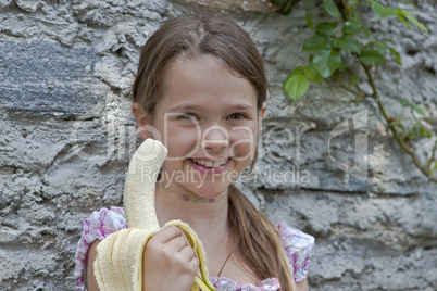 Mädchen isst Obst