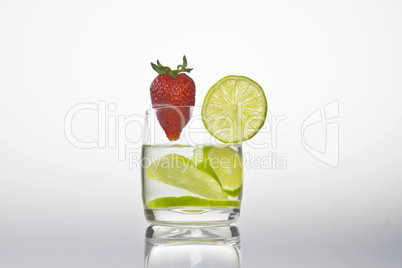 Glas mit Zitronen und Erdbeere