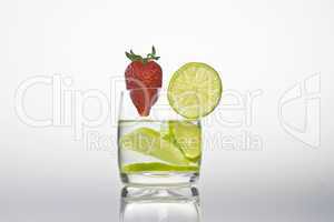 Glas mit Zitronen und Erdbeere