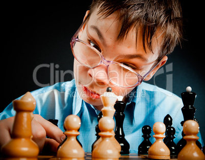 Nerd play chess