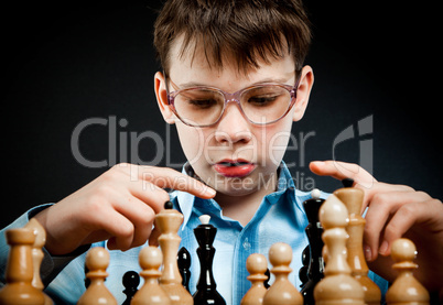 Nerd play chess