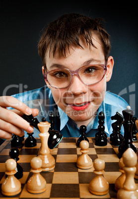 Nerd play chess