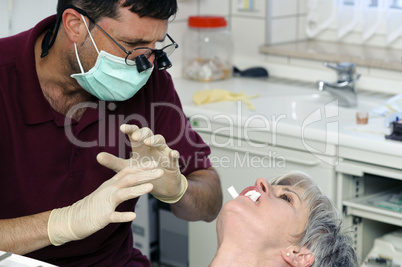 Zahnarzt und Patientin
