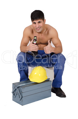 Bauarbeiter mach Pause mit Bierflasche