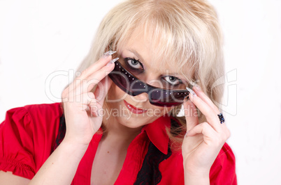 Frau schaut mit strengem Blick über die Sonnenbrille