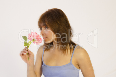 Junge Frau richt an Rose