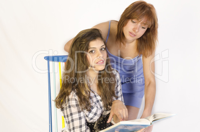 Zwei Studentinen beim lernen