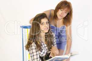 Zwei Studentinen beim lernen