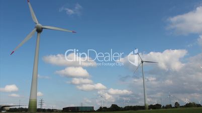 Windräder Windpark mit blauem Himmel