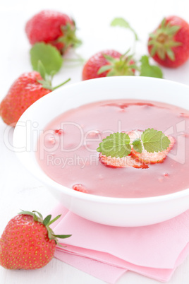 Kaltschale mit Erdbeere / cold soup with strawberry