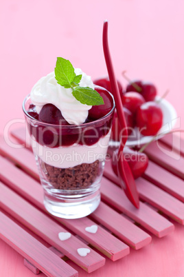 Kirschdessert mit Sahne / cherry dessert with cream