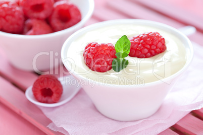 frischer Vanillepudding mit Beeren / fresh pudding with raspberr
