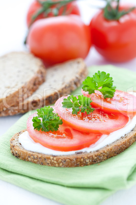 frisches Tomatenbrot / fresh bread with tomato