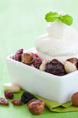 Vanilleeis mit Nüssen / vanilla ice with nuts