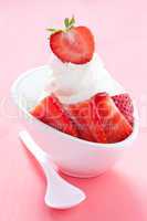 Eis mit Erdbeeren / ice cream with strawberries
