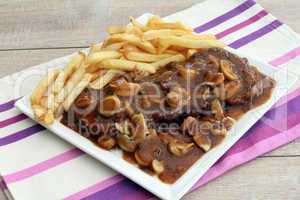 Jägerschnitzel mit Pommes Frites