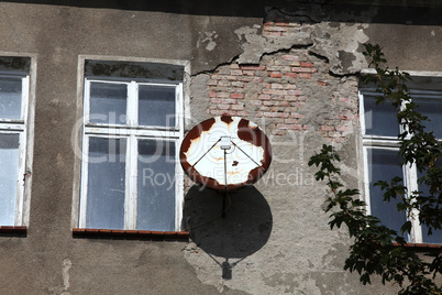 Verrostete Sat-Schüssel. Rusty old satellite dish.