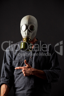 Mann in einer Gasmaske auf schwarzem Hintergrund