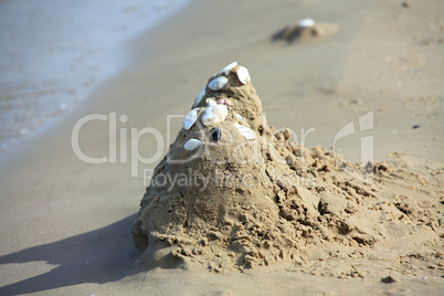 Kleine Sandburg am Strand. Small sand castle at the beach.
