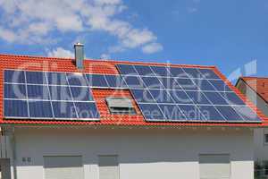 Hausdach mit Solarstromanlage - House roof with solar power system