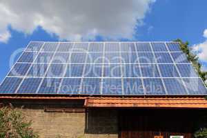 Hausdach mit Solarstromanlage - House roof with solar power system