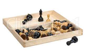 Schachfiguren liegen in und außerhalb der Kiste