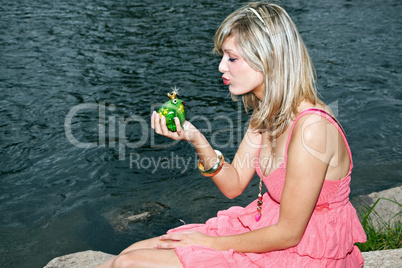 Junge blonde Frau mit Froschkönig 164