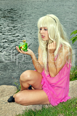 Junge blonde Frau mit Froschkönig 224