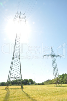 Hochspannungsleitung mit Sonne