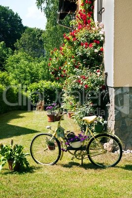 Fahrrad als Halter für Blumenschmuck 673