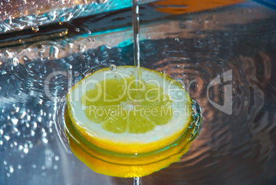 lemon under running water