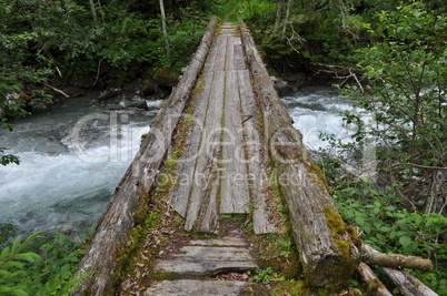 Brücke über einen Bergbach