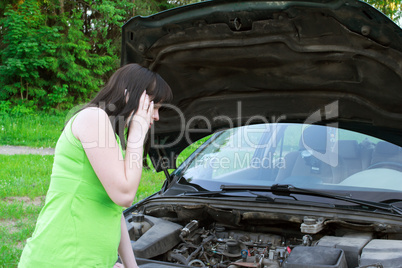 The girl speaks by phone about a car