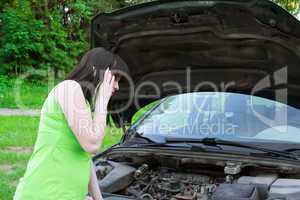 The girl speaks by phone about a car