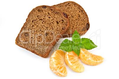 Rye bread with raisins and tangerines