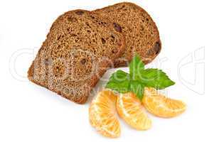 Rye bread with raisins and tangerines