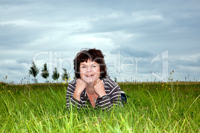 Frau liegt auf der Wiese 458