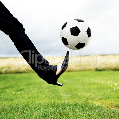 Fussball mit eleganten Frauenschuh 691 q