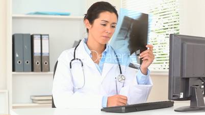 Ärztin mit Röntgenbild