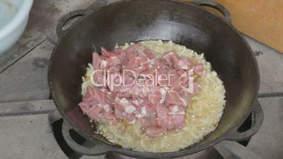 EDIT Mixing fresh cut pork with fried onion