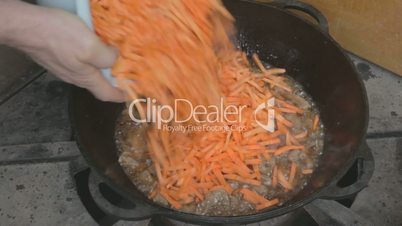 EDIT Spreading chopped carrot in well-stewed meat