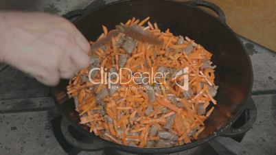 EDIT Mixing fresh sliced carrot with stewing pork