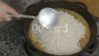 EDIT Spreading rice on cauldron and filling it with water