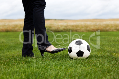 Fussball mit eleganten Frauenschuh 682